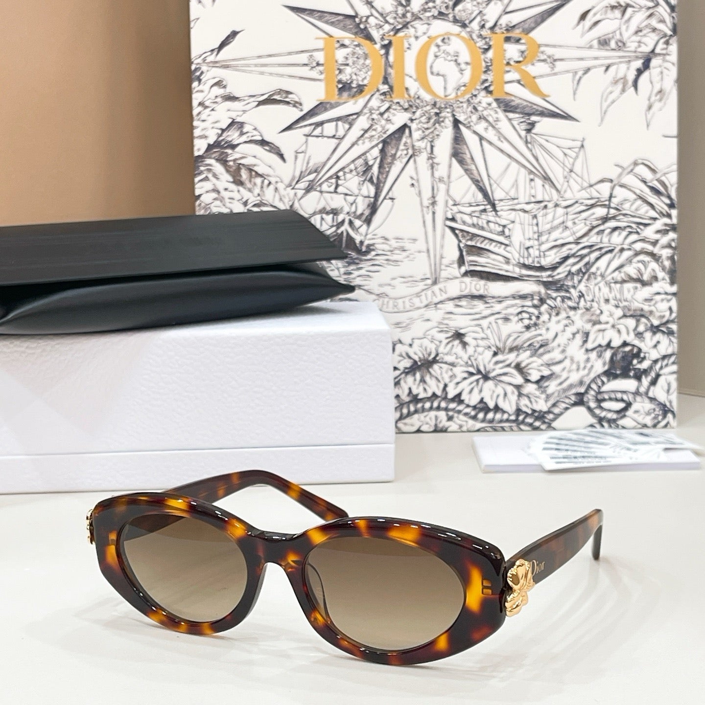 Mehrfarbige Sonnenbrille