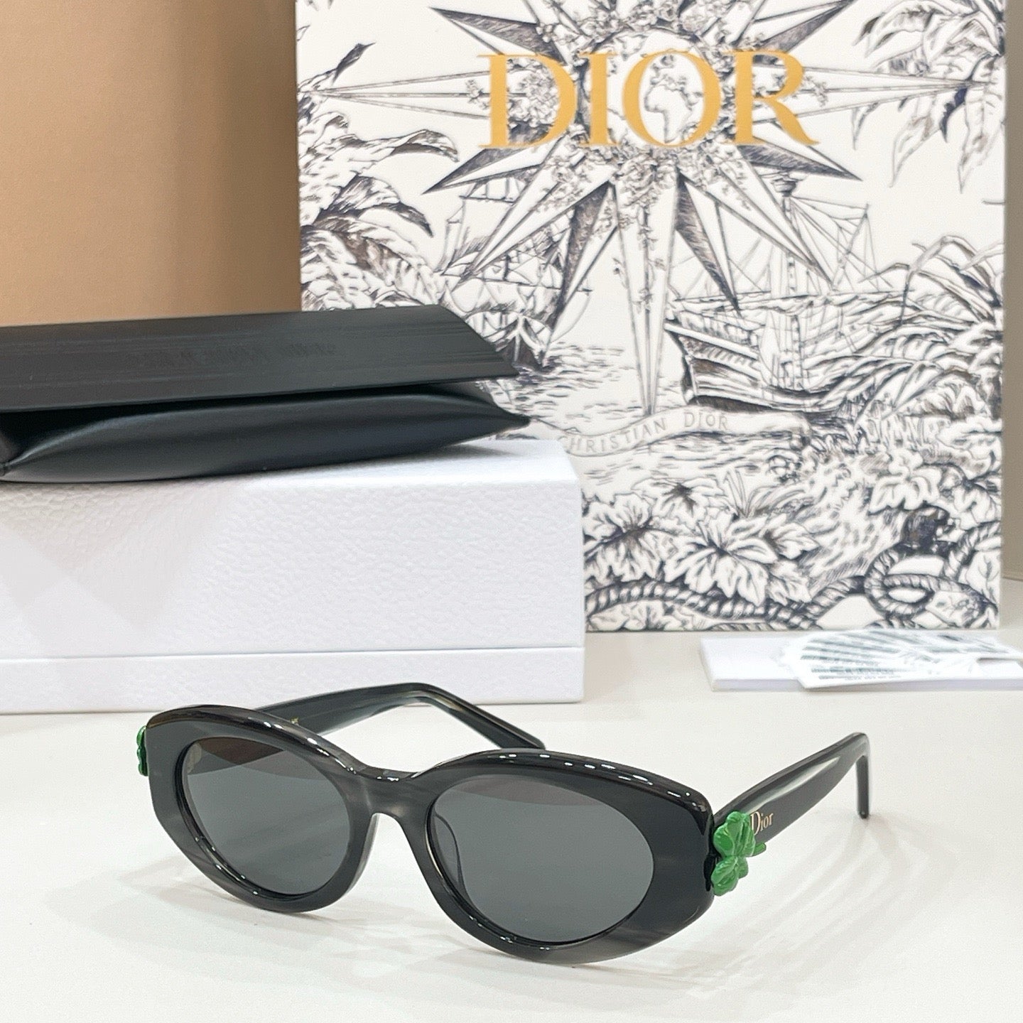Mehrfarbige Sonnenbrille