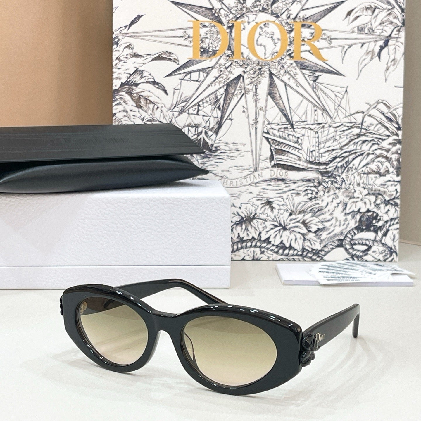 Mehrfarbige Sonnenbrille