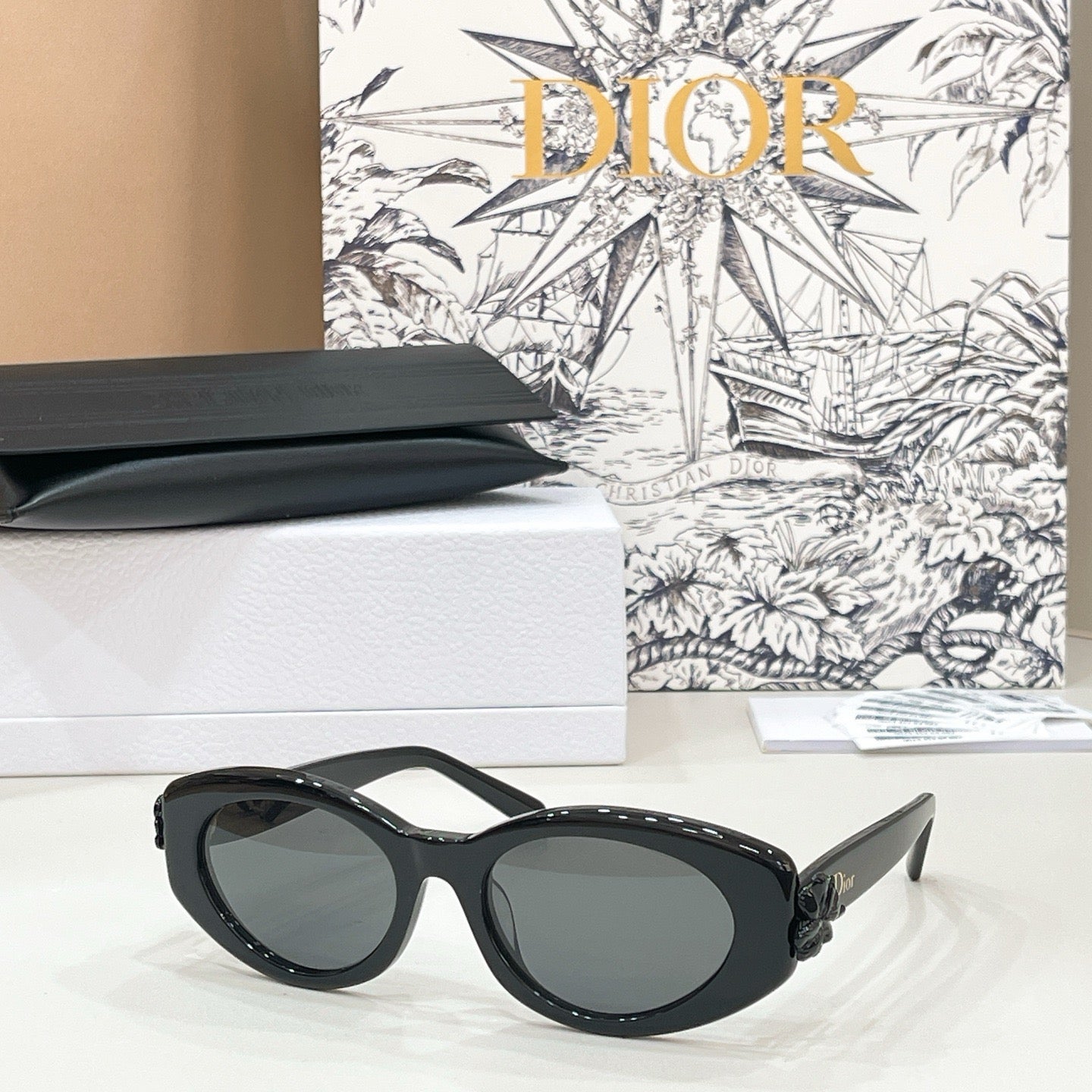 Mehrfarbige Sonnenbrille