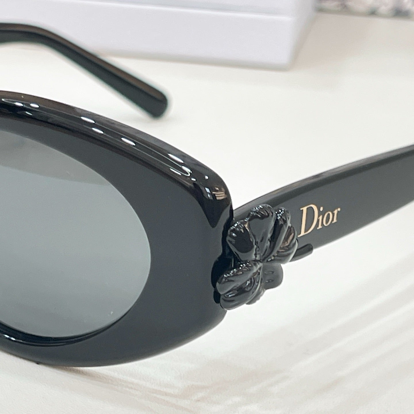 Mehrfarbige Sonnenbrille