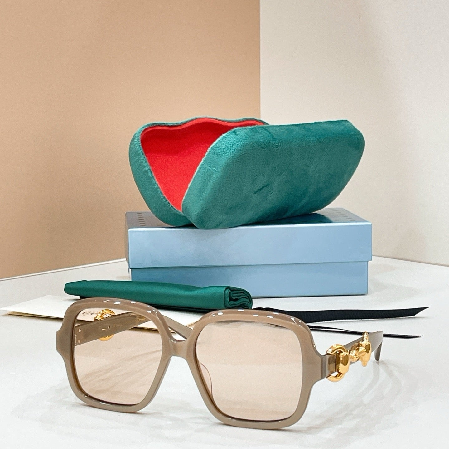 Mehrfarbige Sonnenbrille