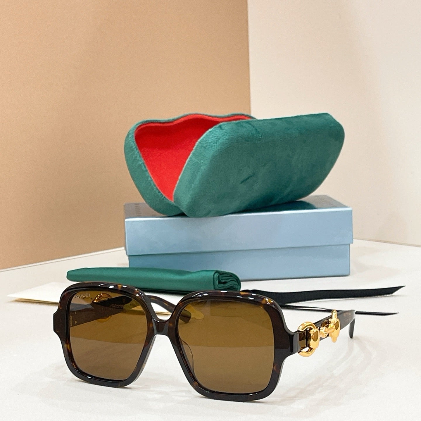 Mehrfarbige Sonnenbrille
