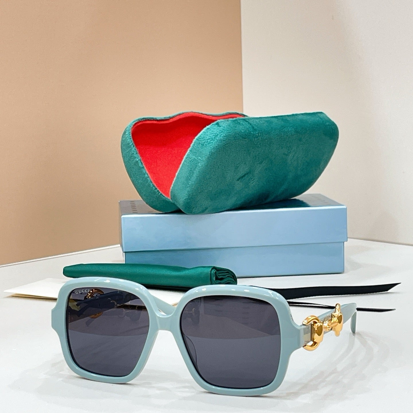 Mehrfarbige Sonnenbrille