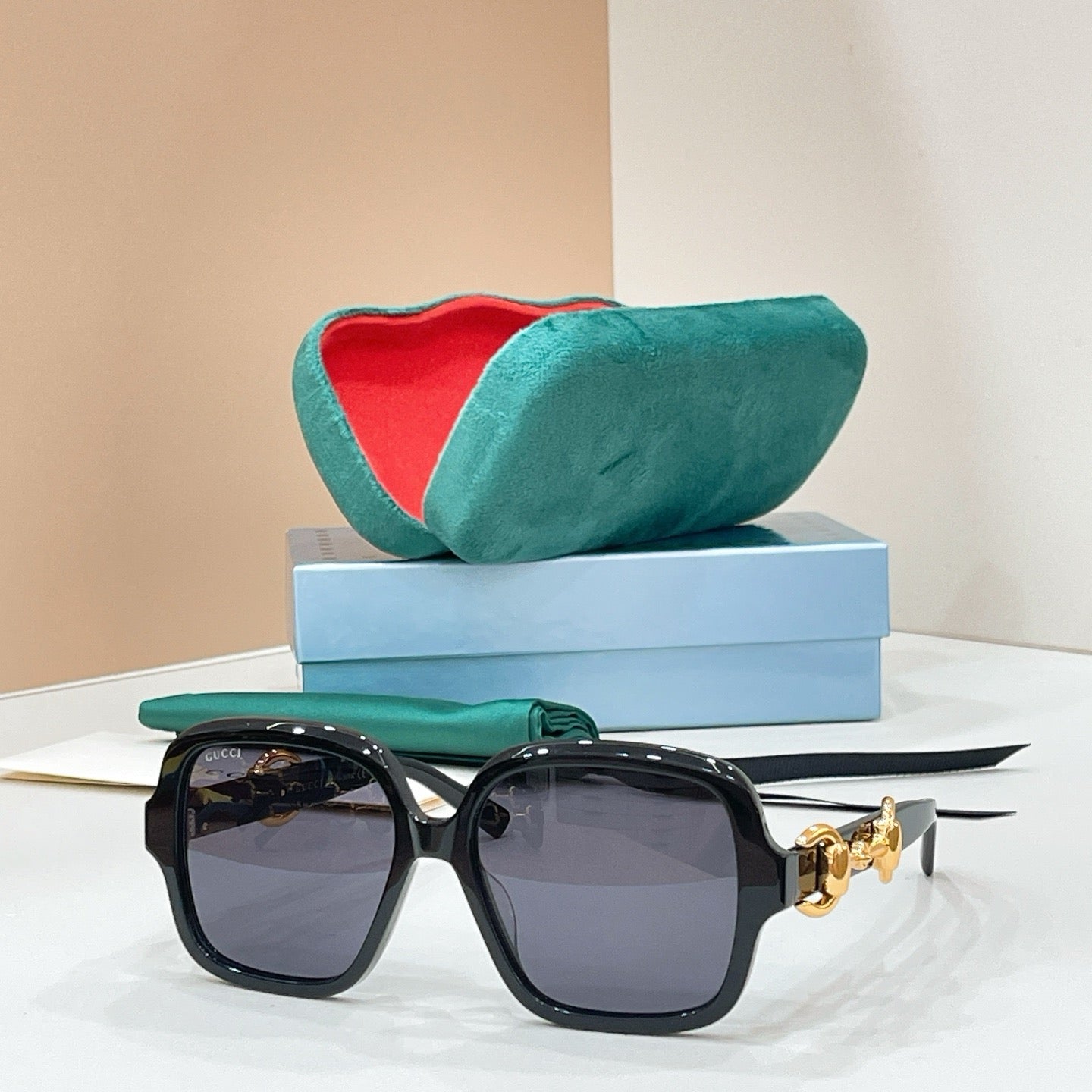 Mehrfarbige Sonnenbrille