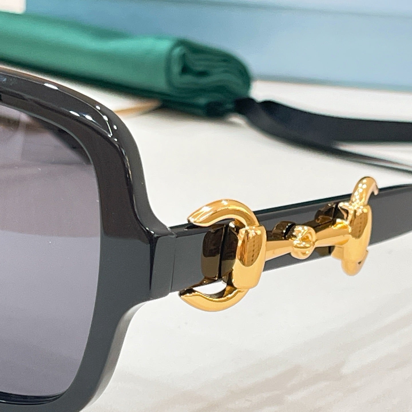 Mehrfarbige Sonnenbrille