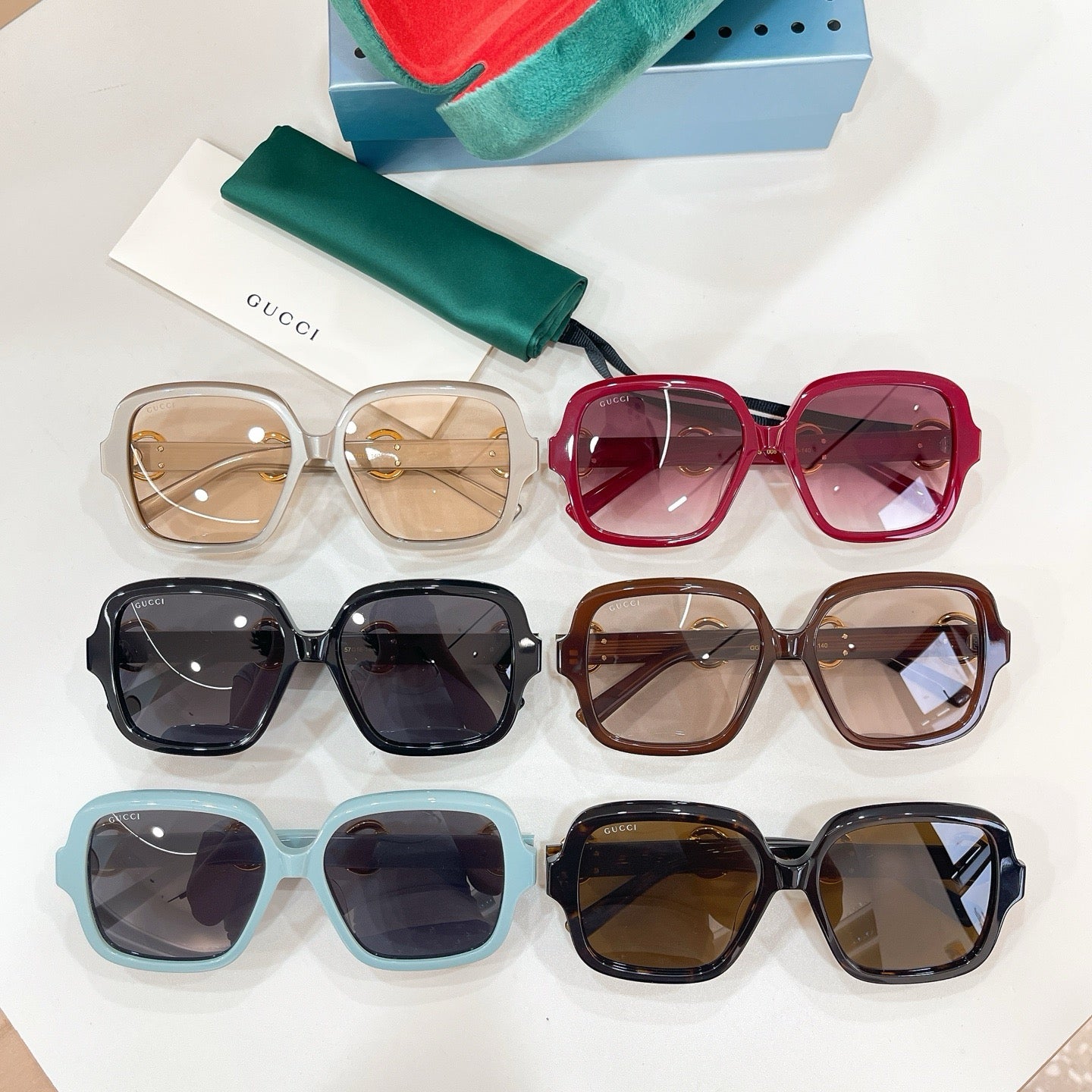 Mehrfarbige Sonnenbrille