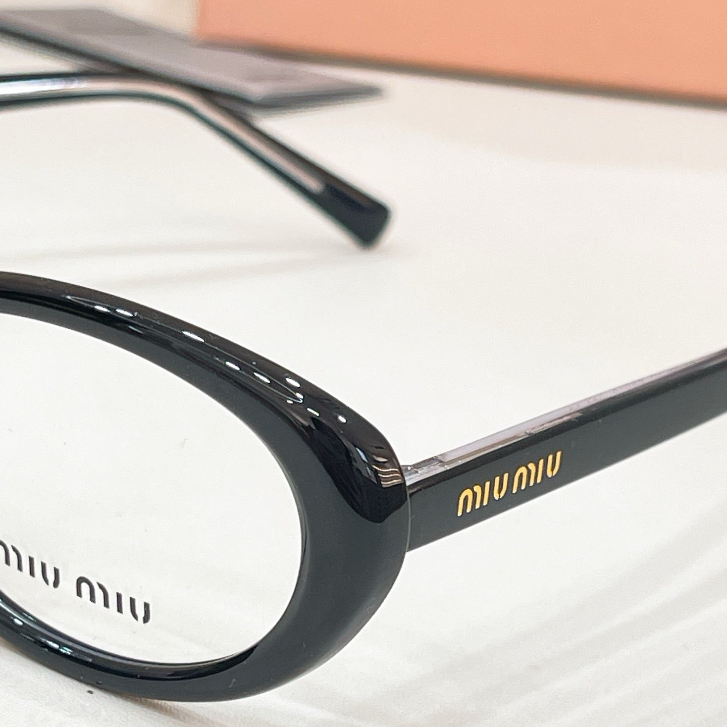 Mehrfarbige Sonnenbrille
