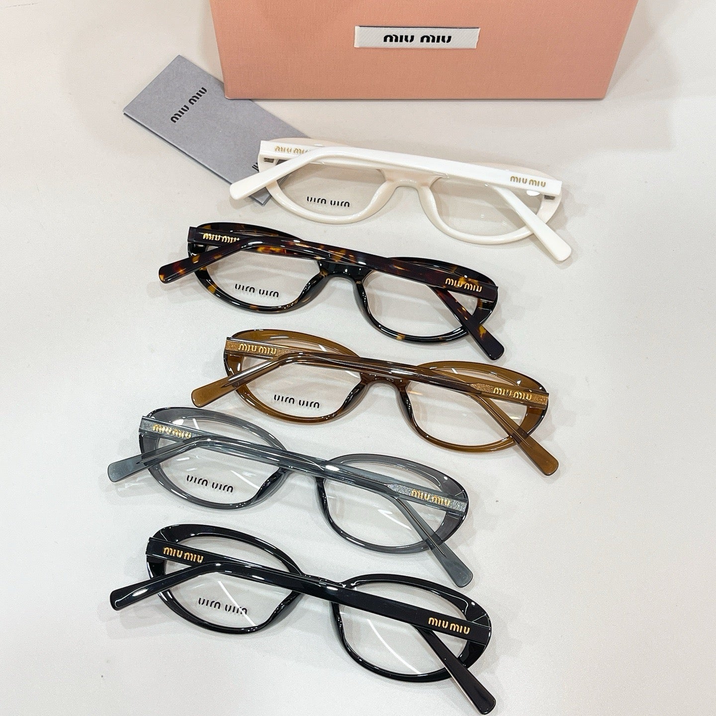 Mehrfarbige Sonnenbrille