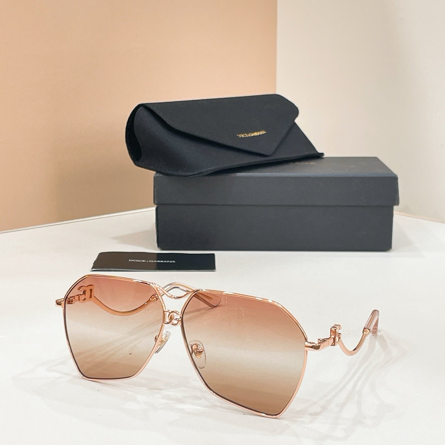 Mehrfarbige Sonnenbrille
