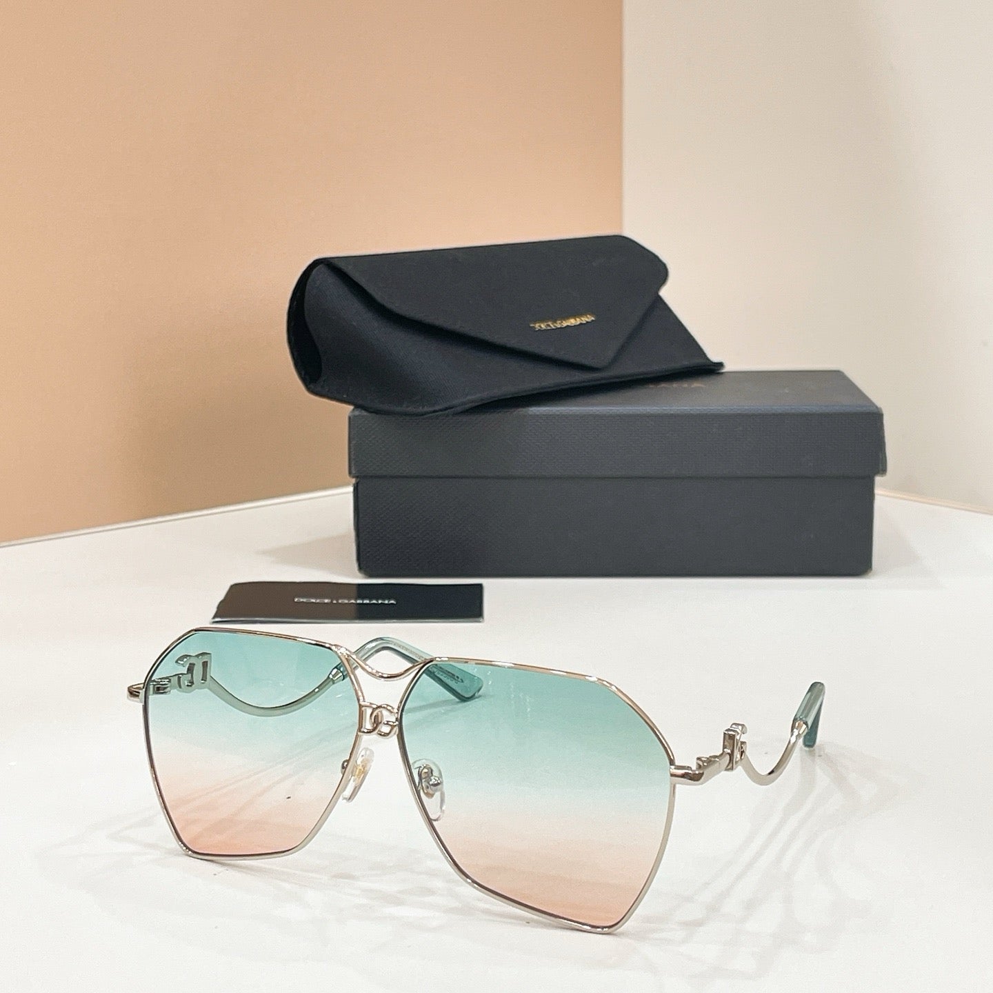 Mehrfarbige Sonnenbrille