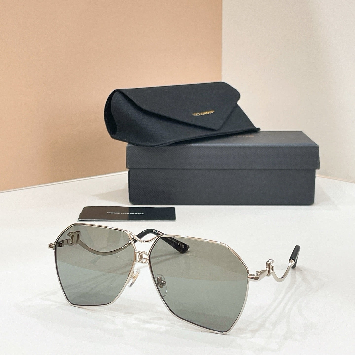 Mehrfarbige Sonnenbrille