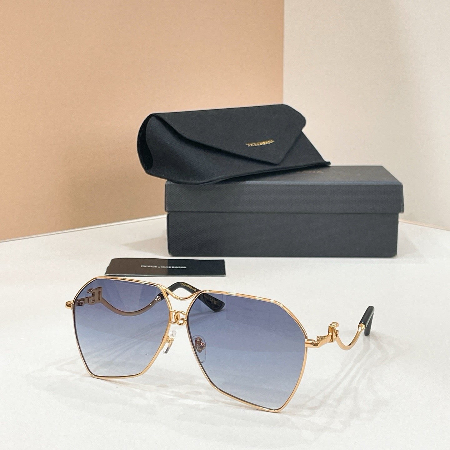 Mehrfarbige Sonnenbrille
