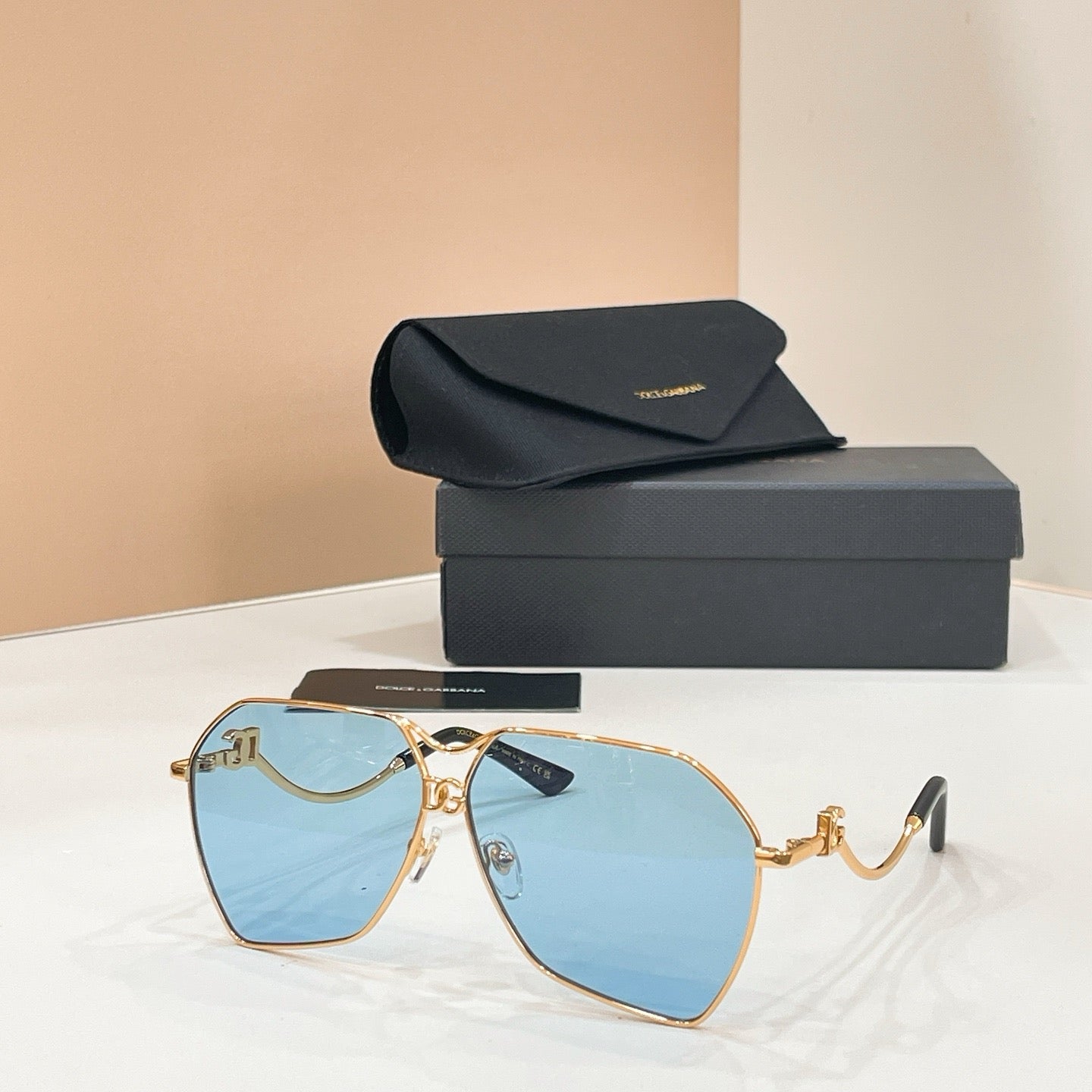 Mehrfarbige Sonnenbrille