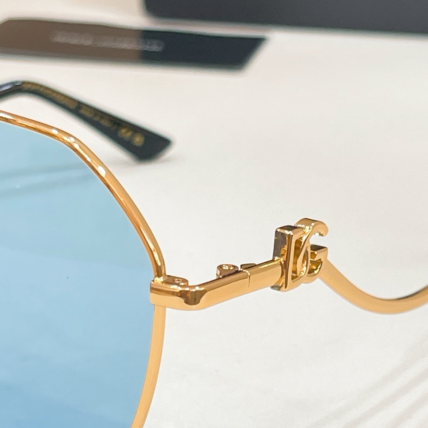 Mehrfarbige Sonnenbrille