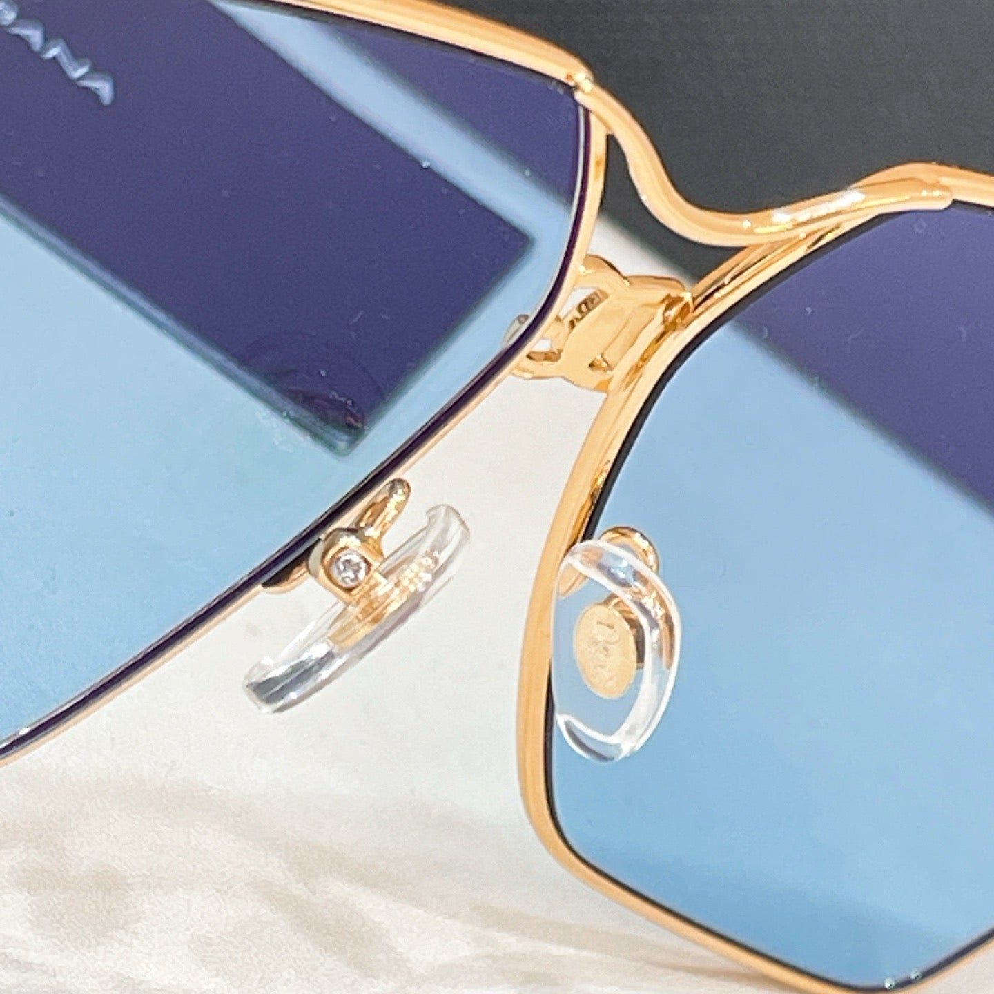 Mehrfarbige Sonnenbrille