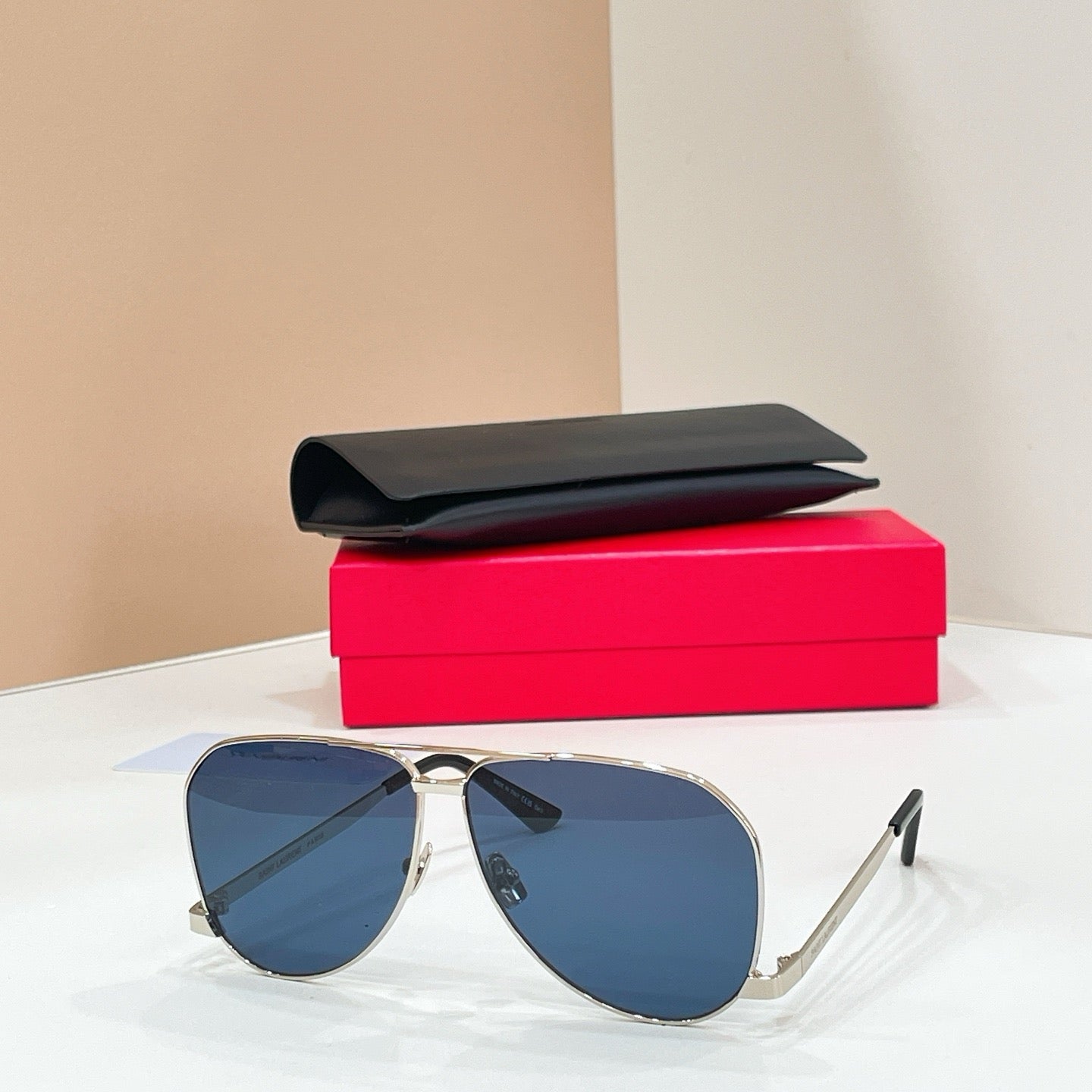 Mehrfarbige Sonnenbrille