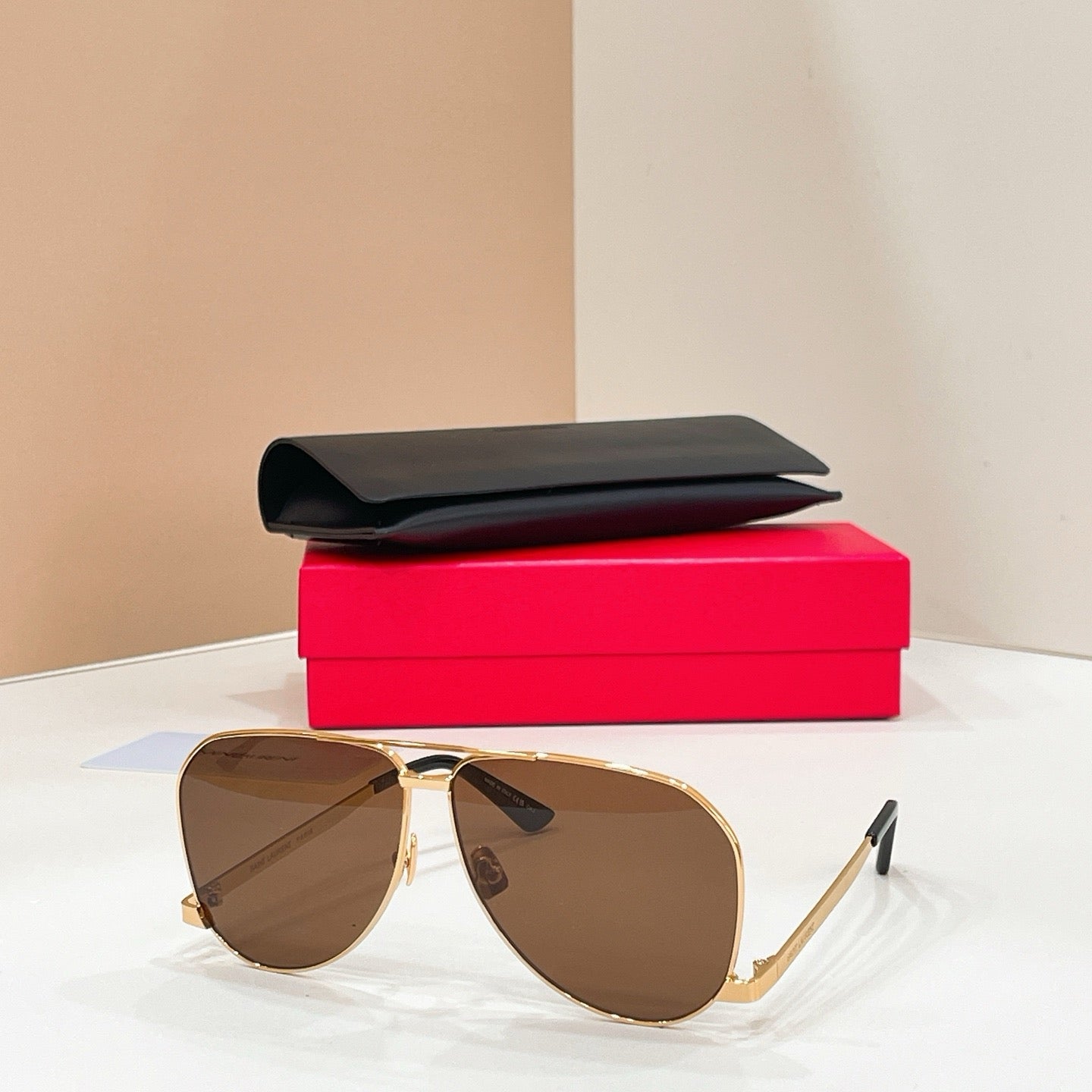 Mehrfarbige Sonnenbrille
