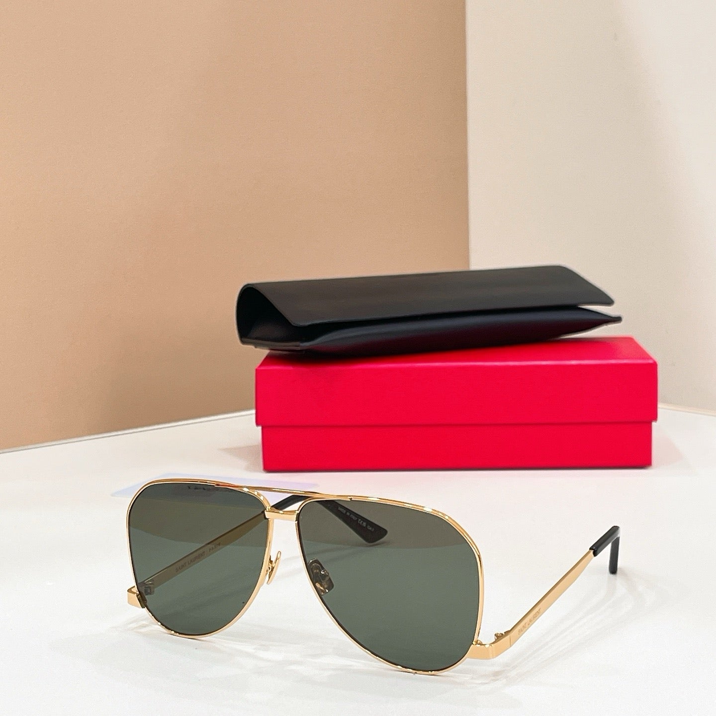 Mehrfarbige Sonnenbrille