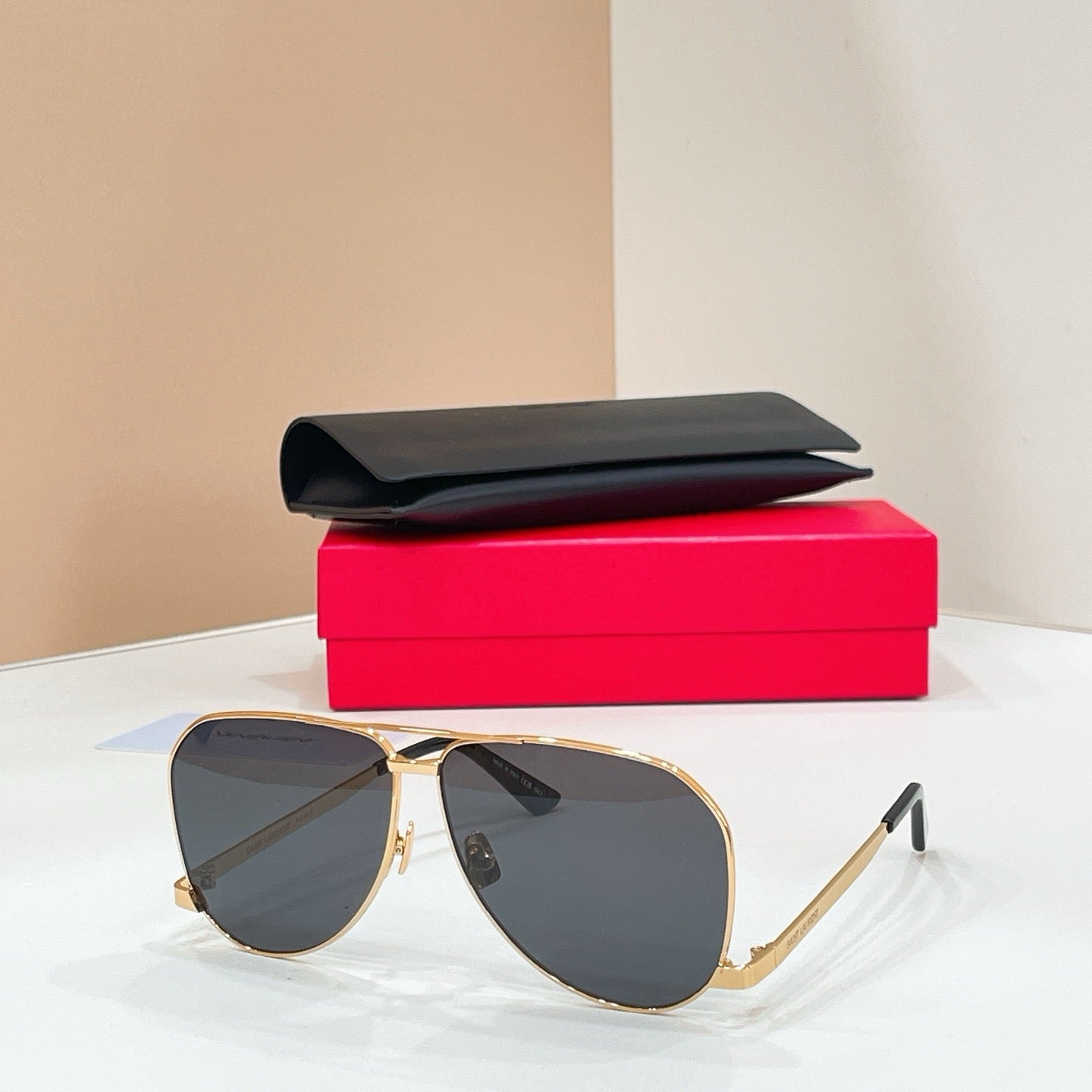 Mehrfarbige Sonnenbrille
