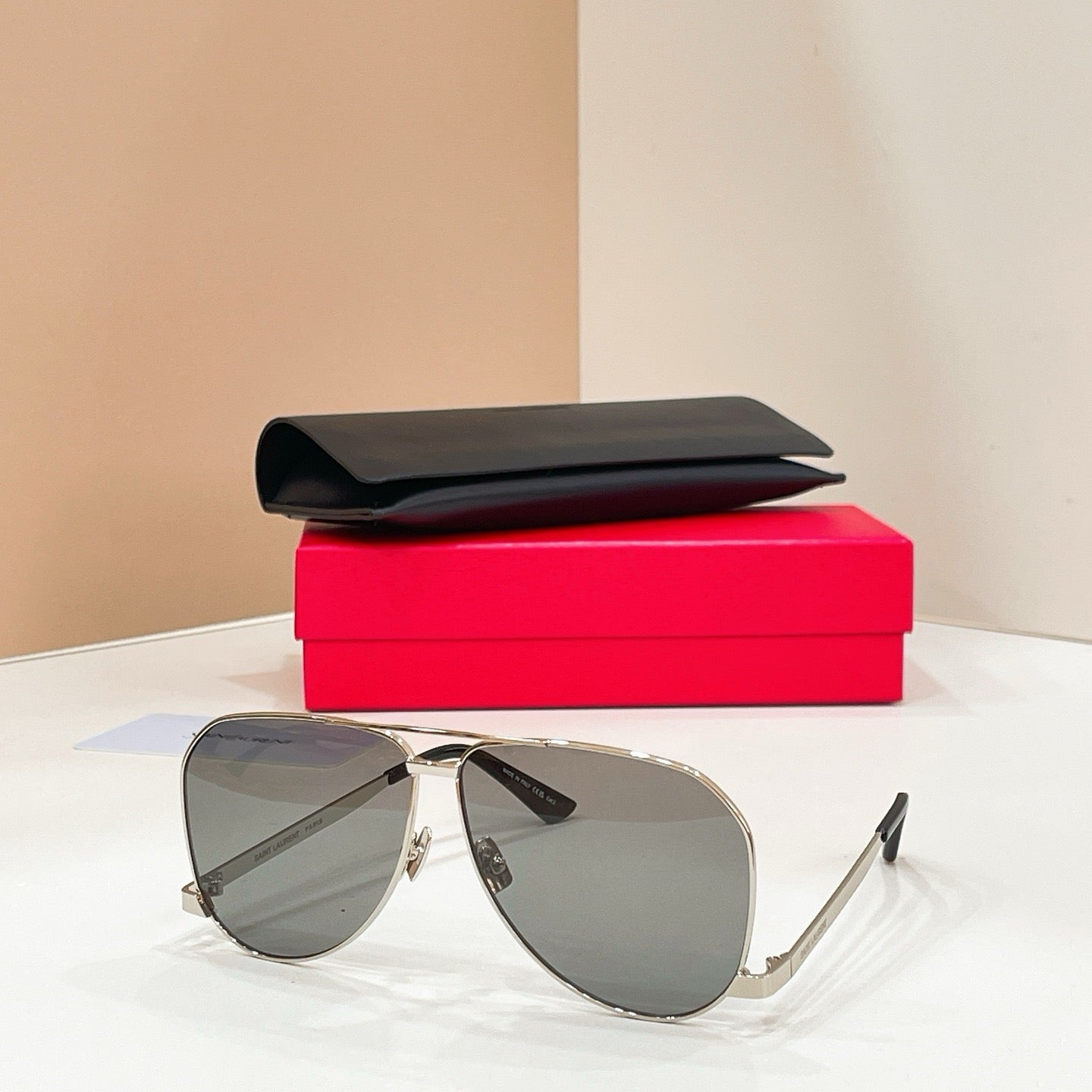 Mehrfarbige Sonnenbrille