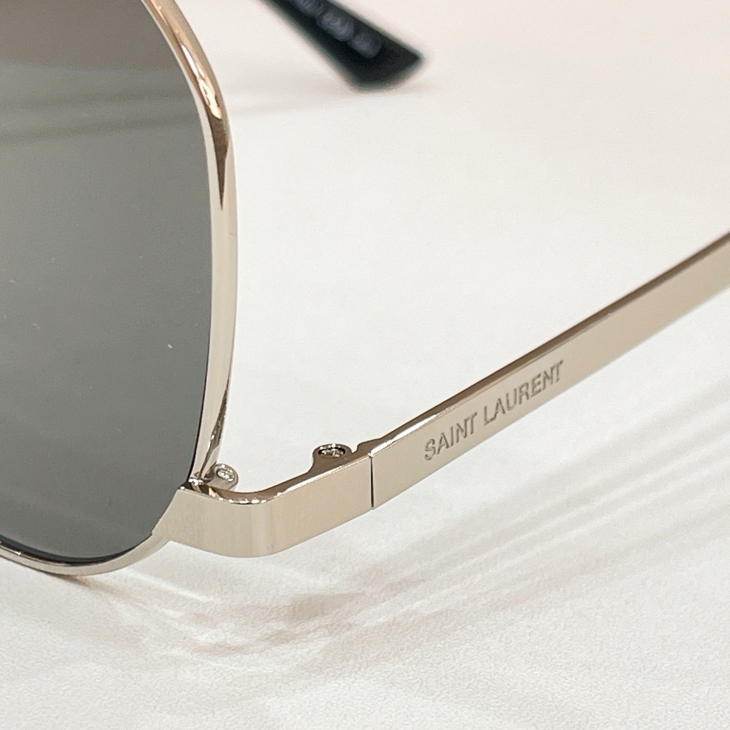 Mehrfarbige Sonnenbrille