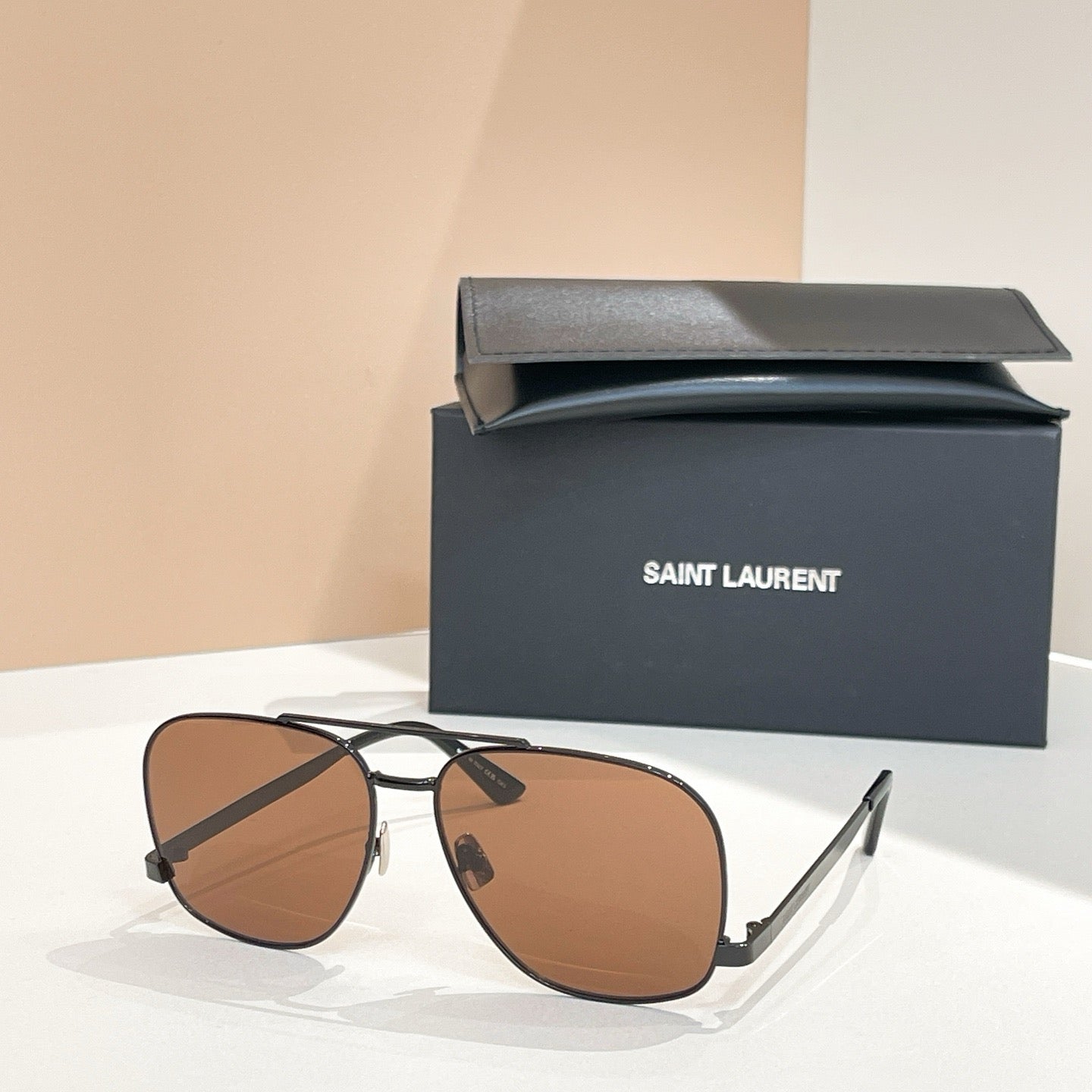 Mehrfarbige Sonnenbrille