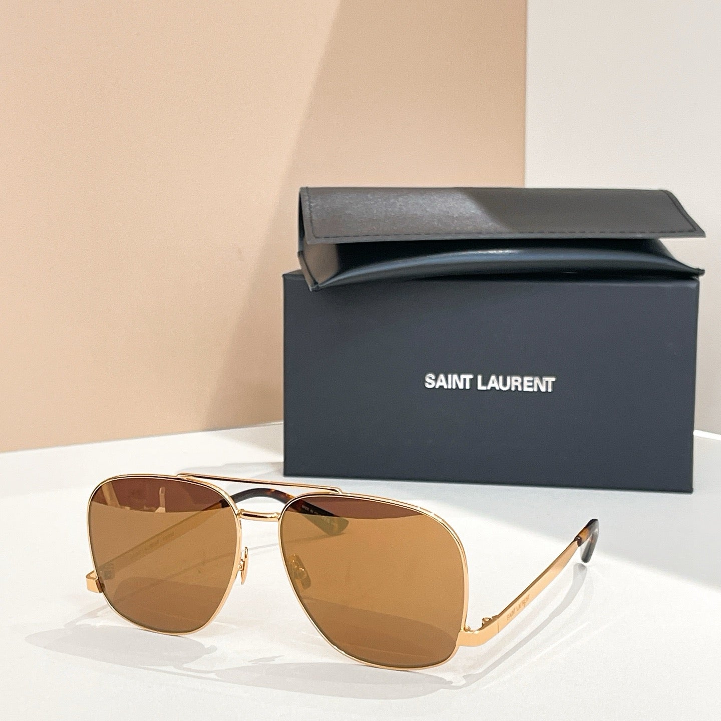 Mehrfarbige Sonnenbrille