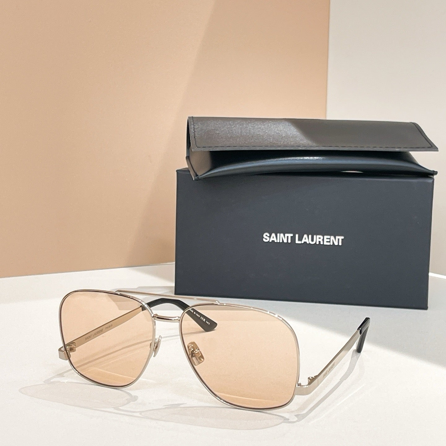 Mehrfarbige Sonnenbrille