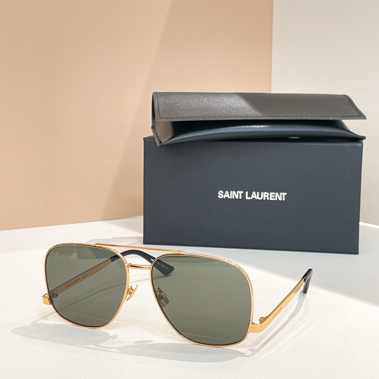 Mehrfarbige Sonnenbrille