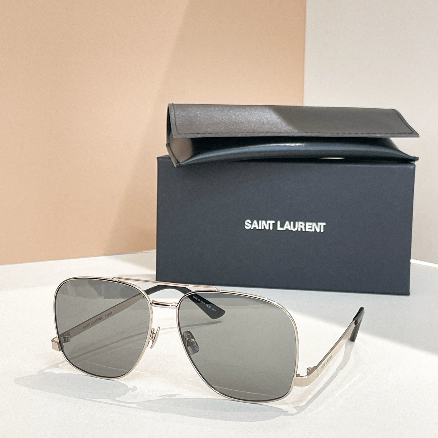 Mehrfarbige Sonnenbrille