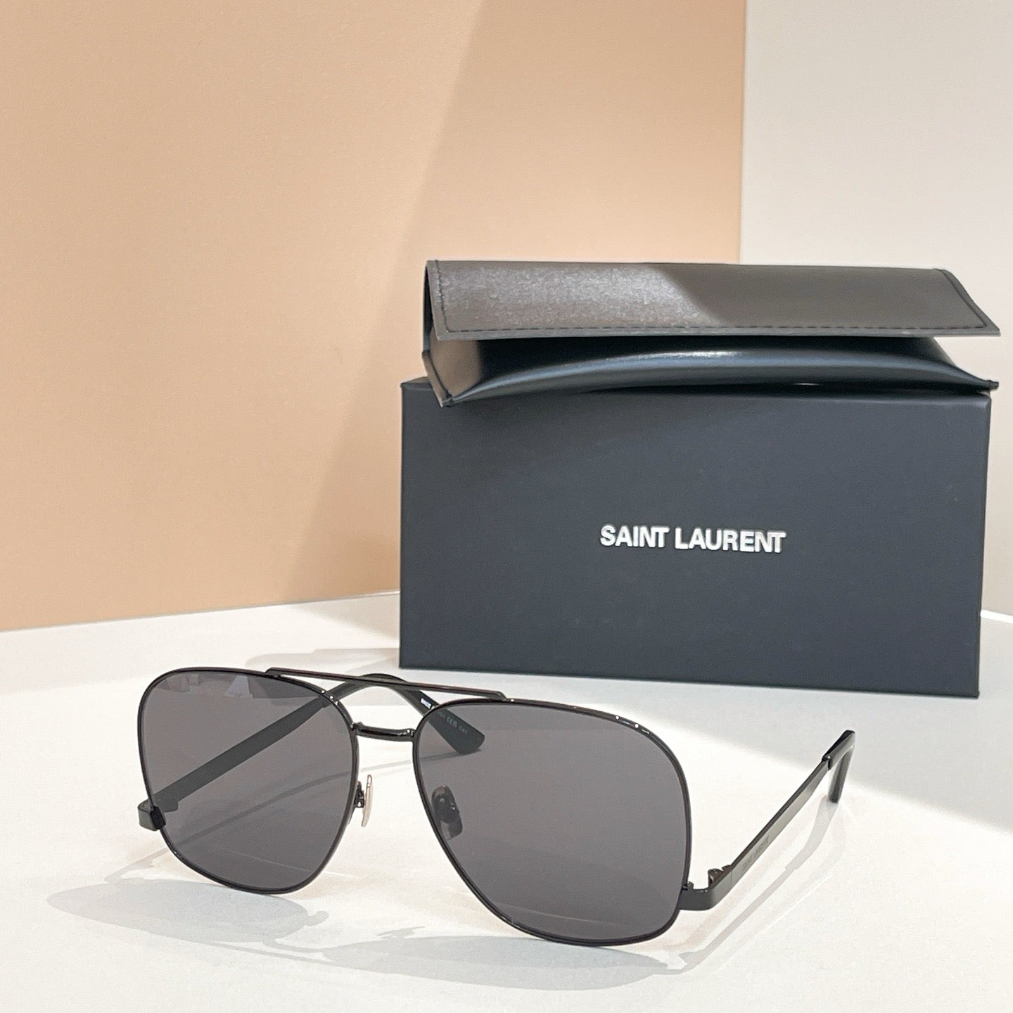 Mehrfarbige Sonnenbrille