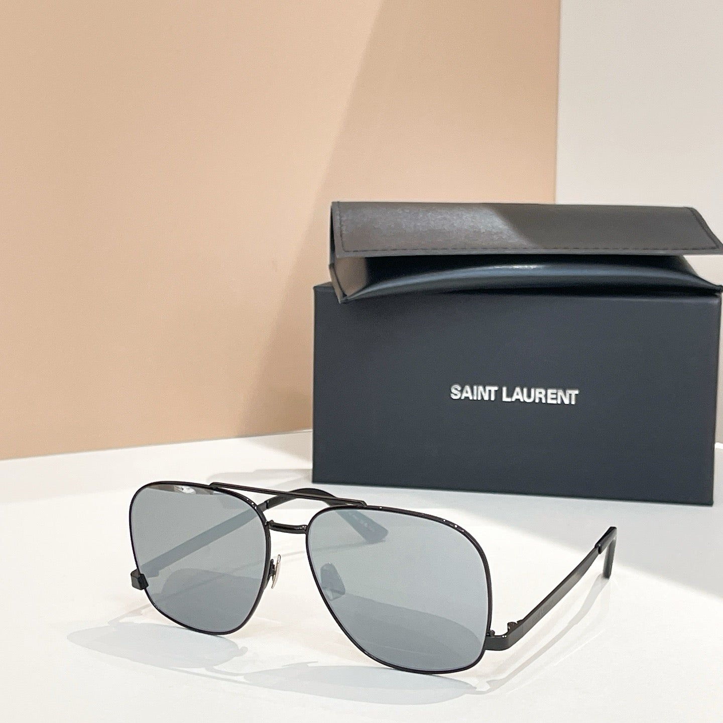 Mehrfarbige Sonnenbrille