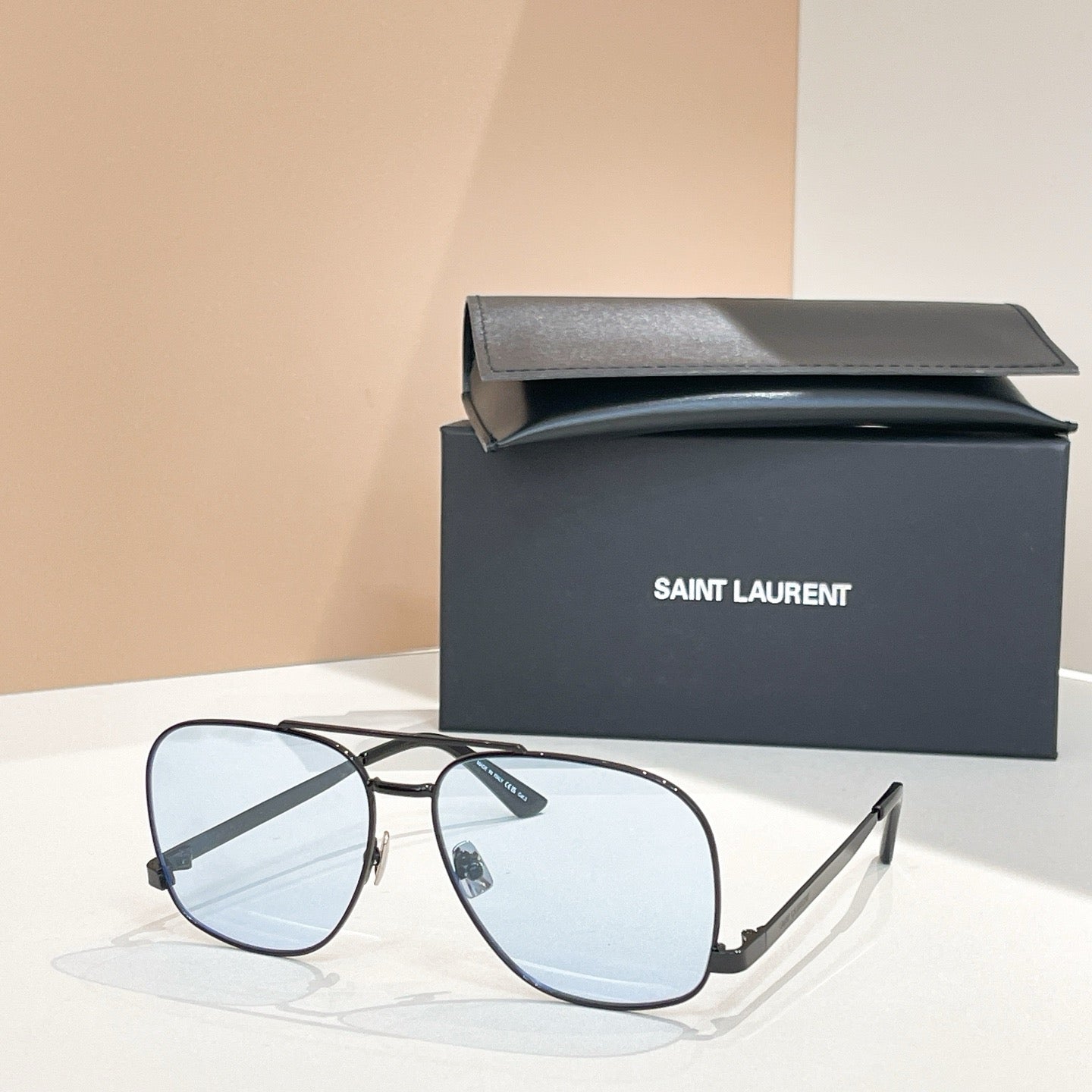 Mehrfarbige Sonnenbrille