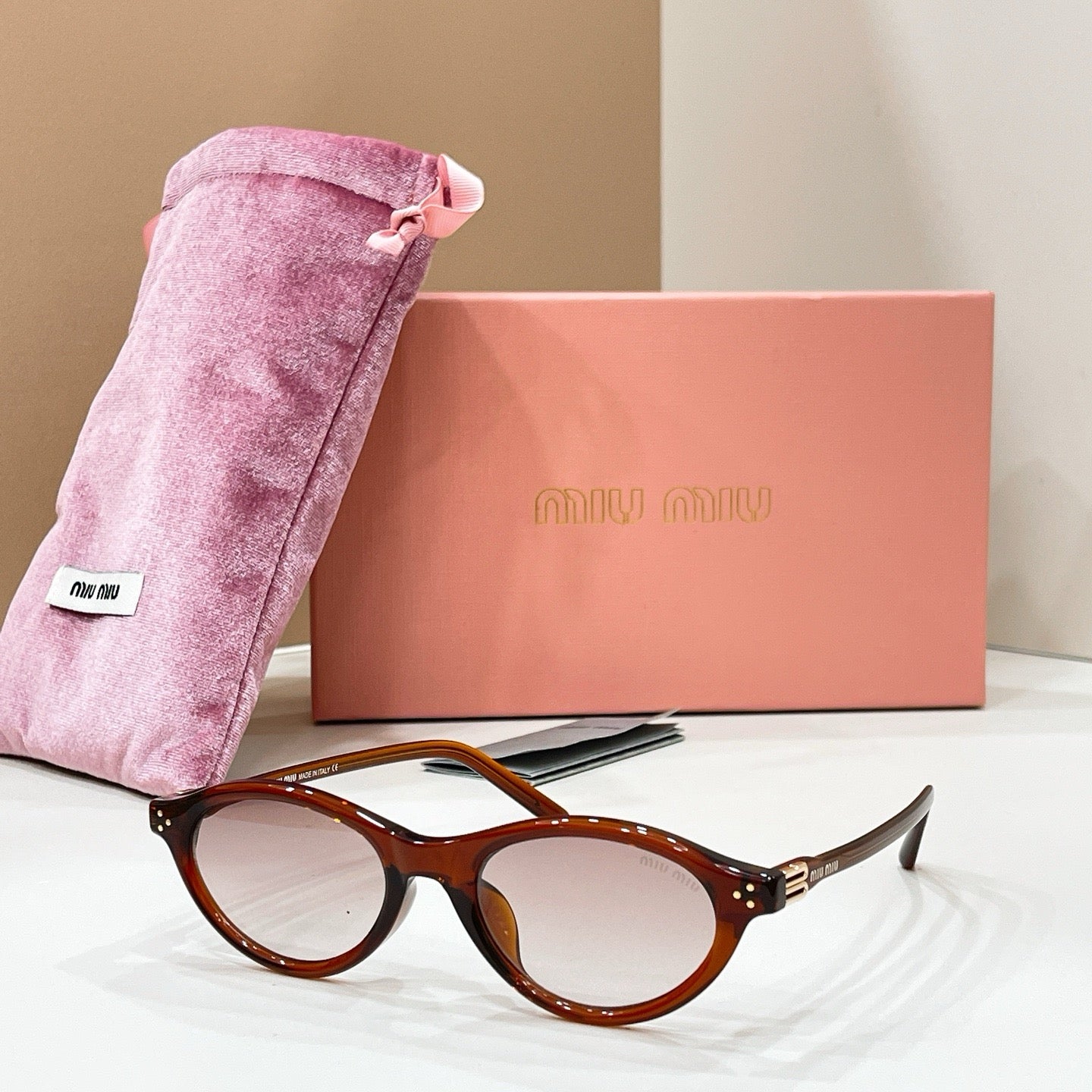 Mehrfarbige Sonnenbrille