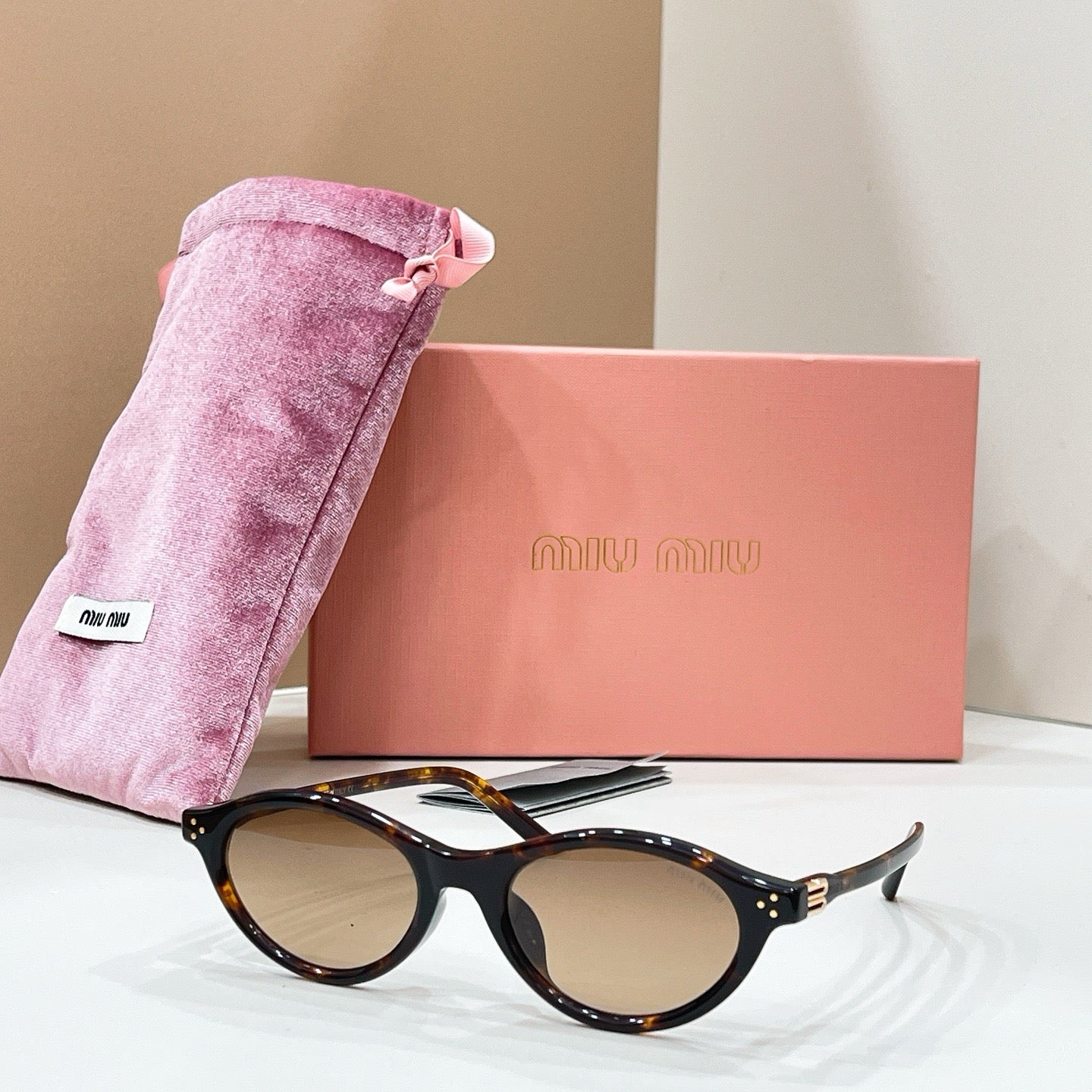 Mehrfarbige Sonnenbrille