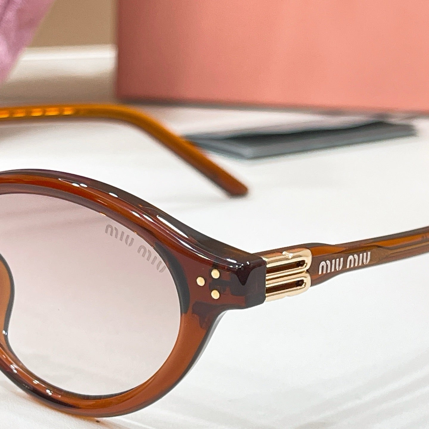 Mehrfarbige Sonnenbrille