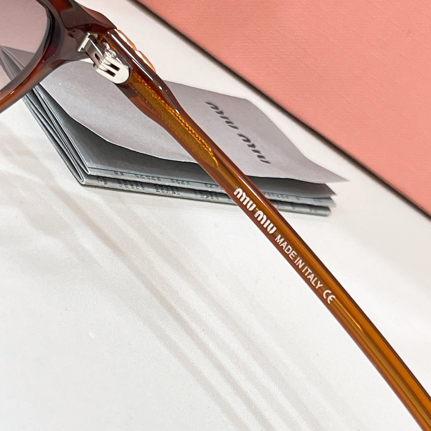 Mehrfarbige Sonnenbrille