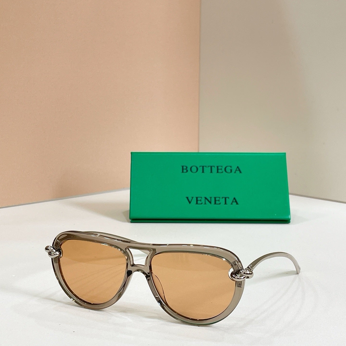 Mehrfarbige Sonnenbrille