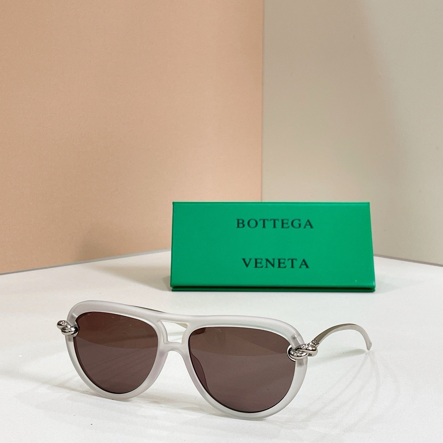 Mehrfarbige Sonnenbrille