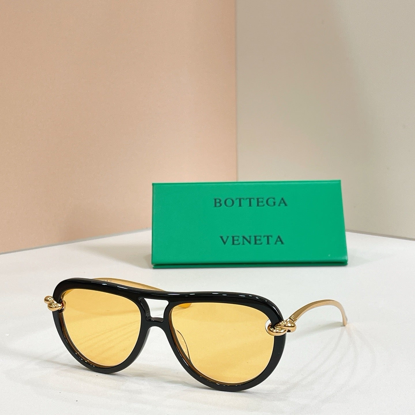 Mehrfarbige Sonnenbrille