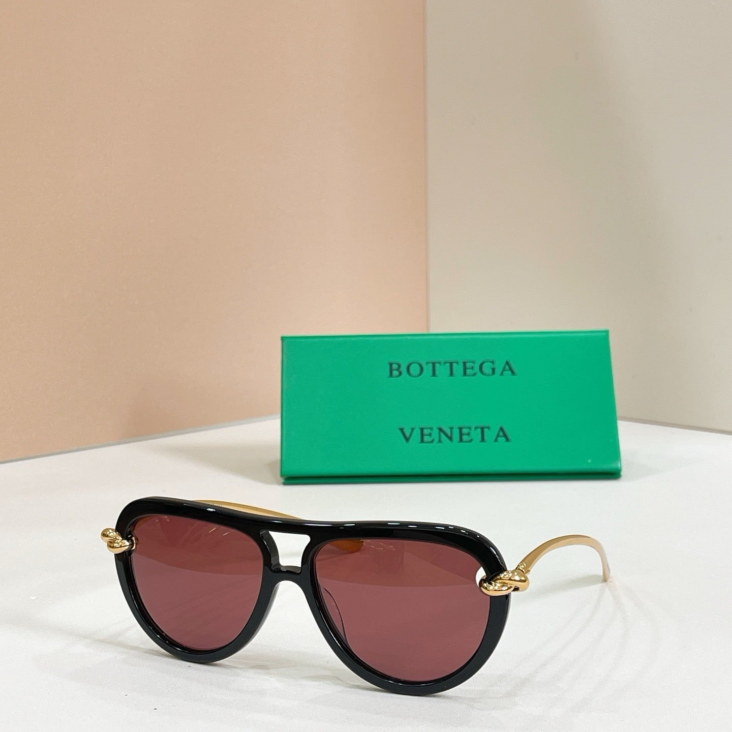 Mehrfarbige Sonnenbrille