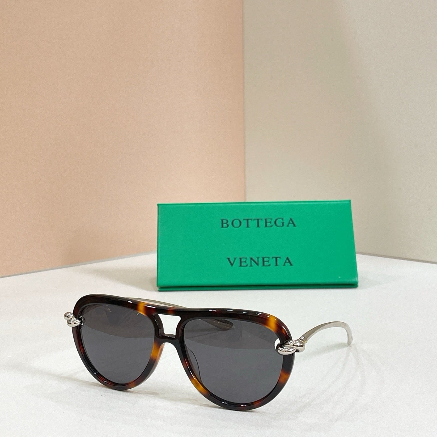 Mehrfarbige Sonnenbrille