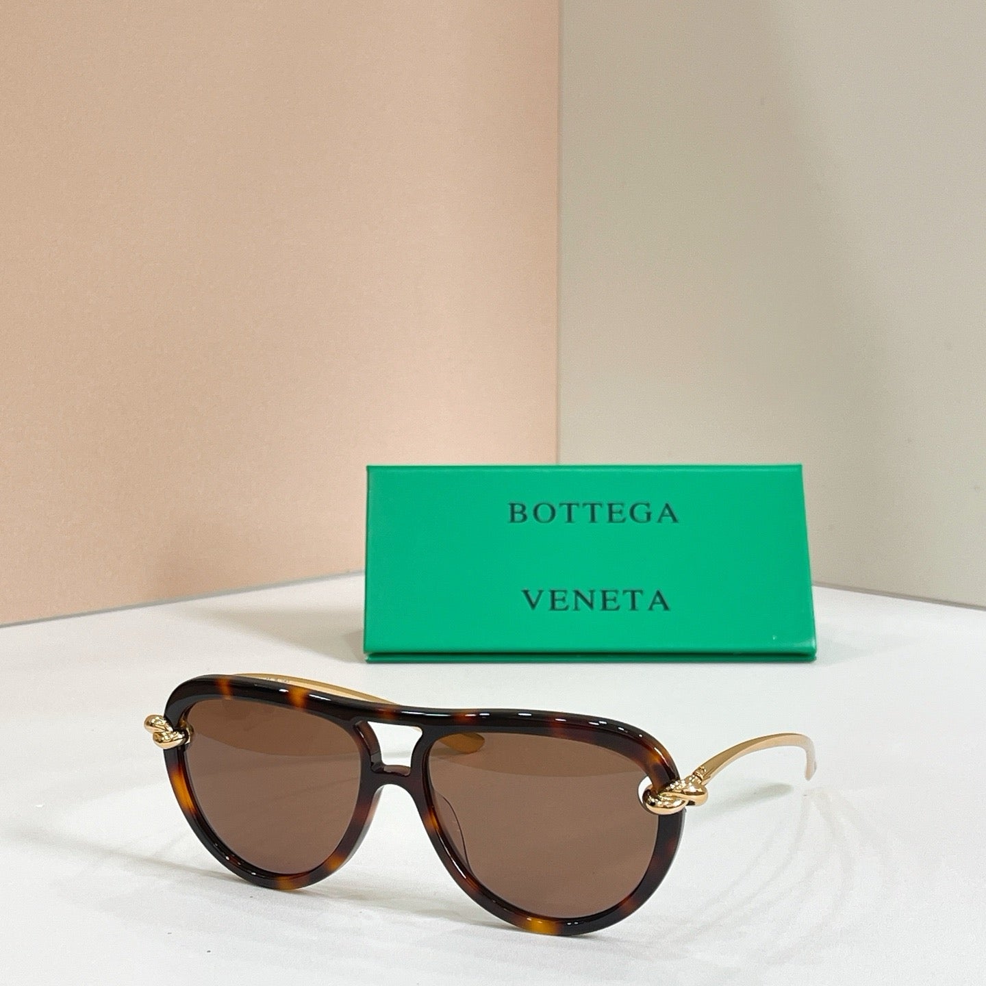 Mehrfarbige Sonnenbrille