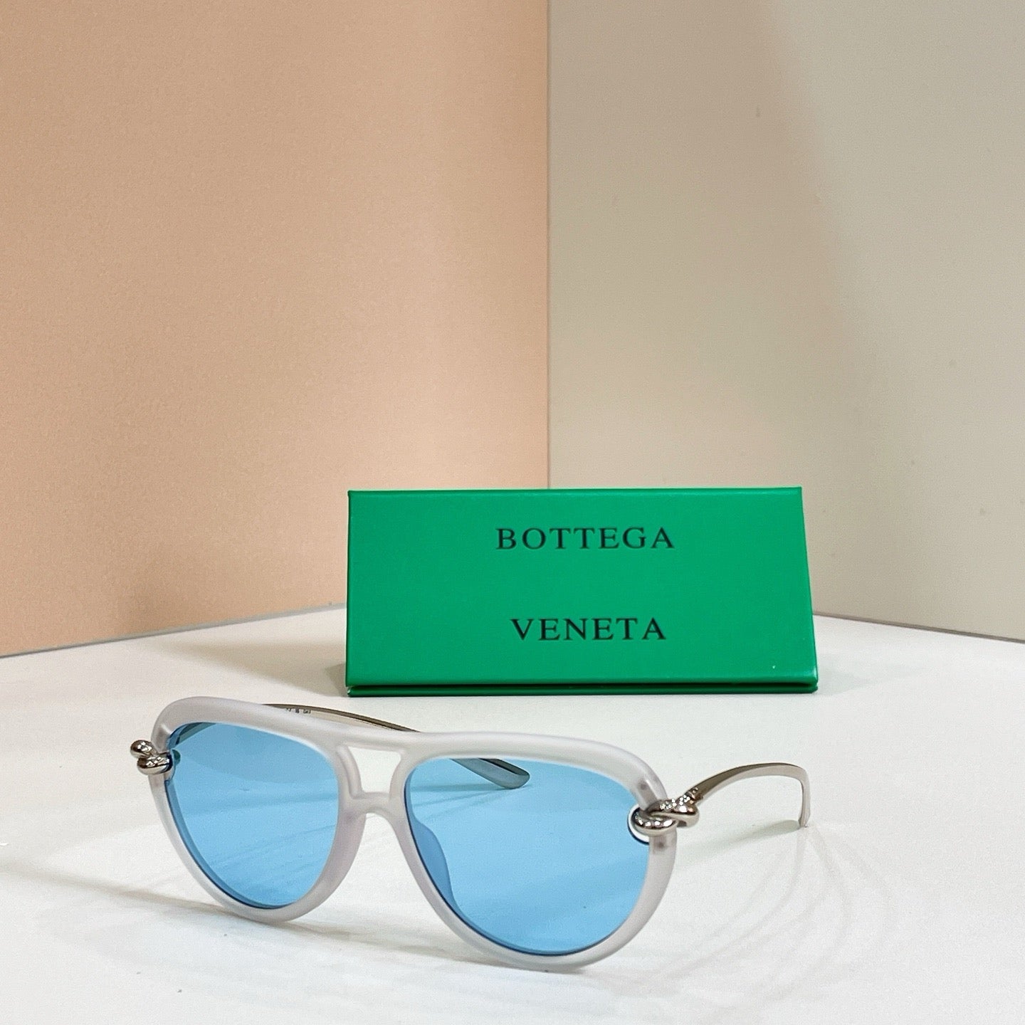 Mehrfarbige Sonnenbrille