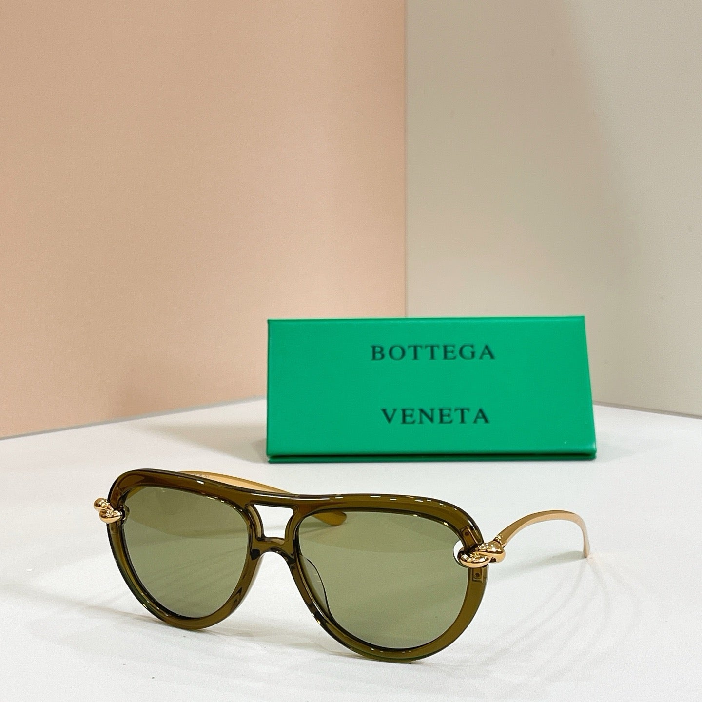 Mehrfarbige Sonnenbrille