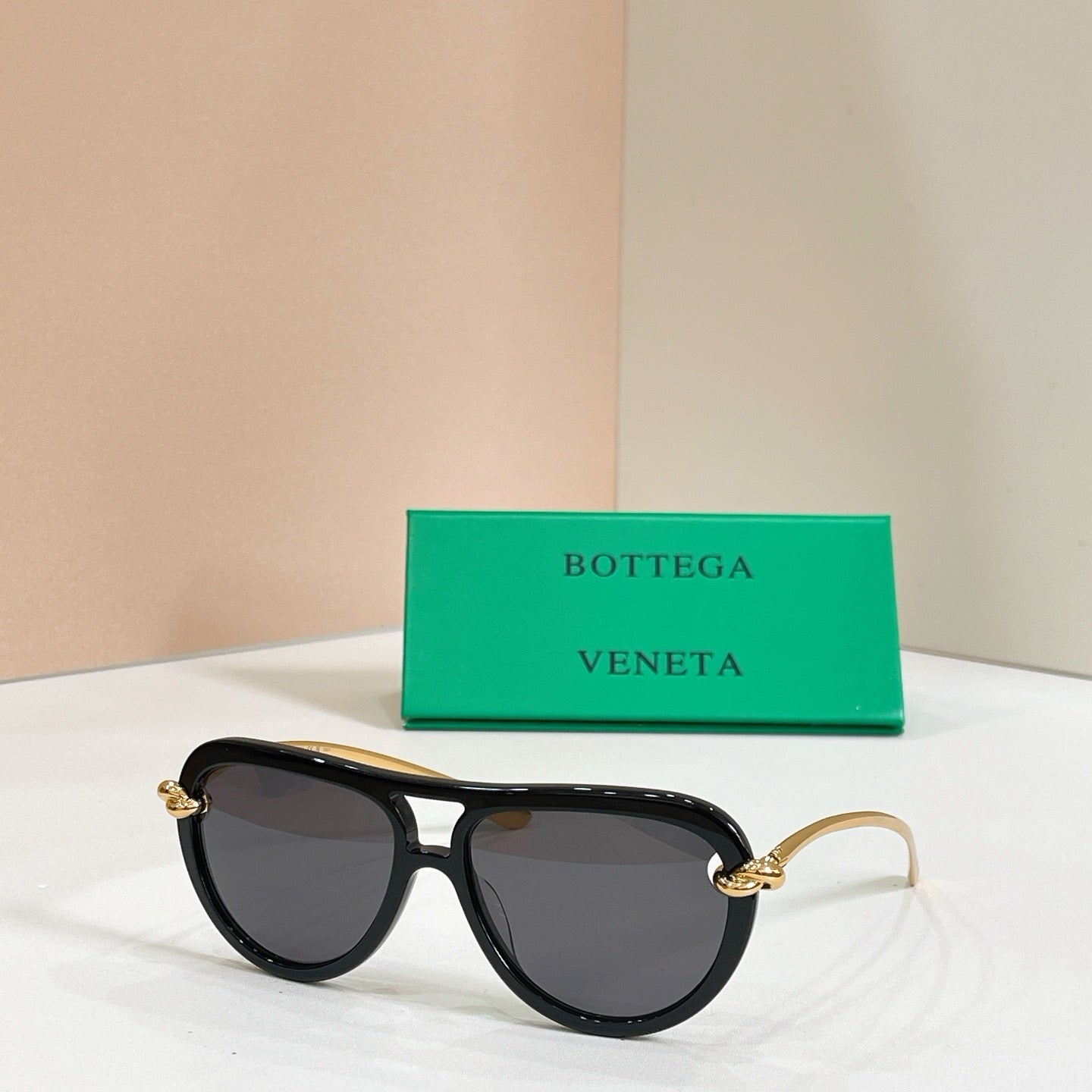 Mehrfarbige Sonnenbrille