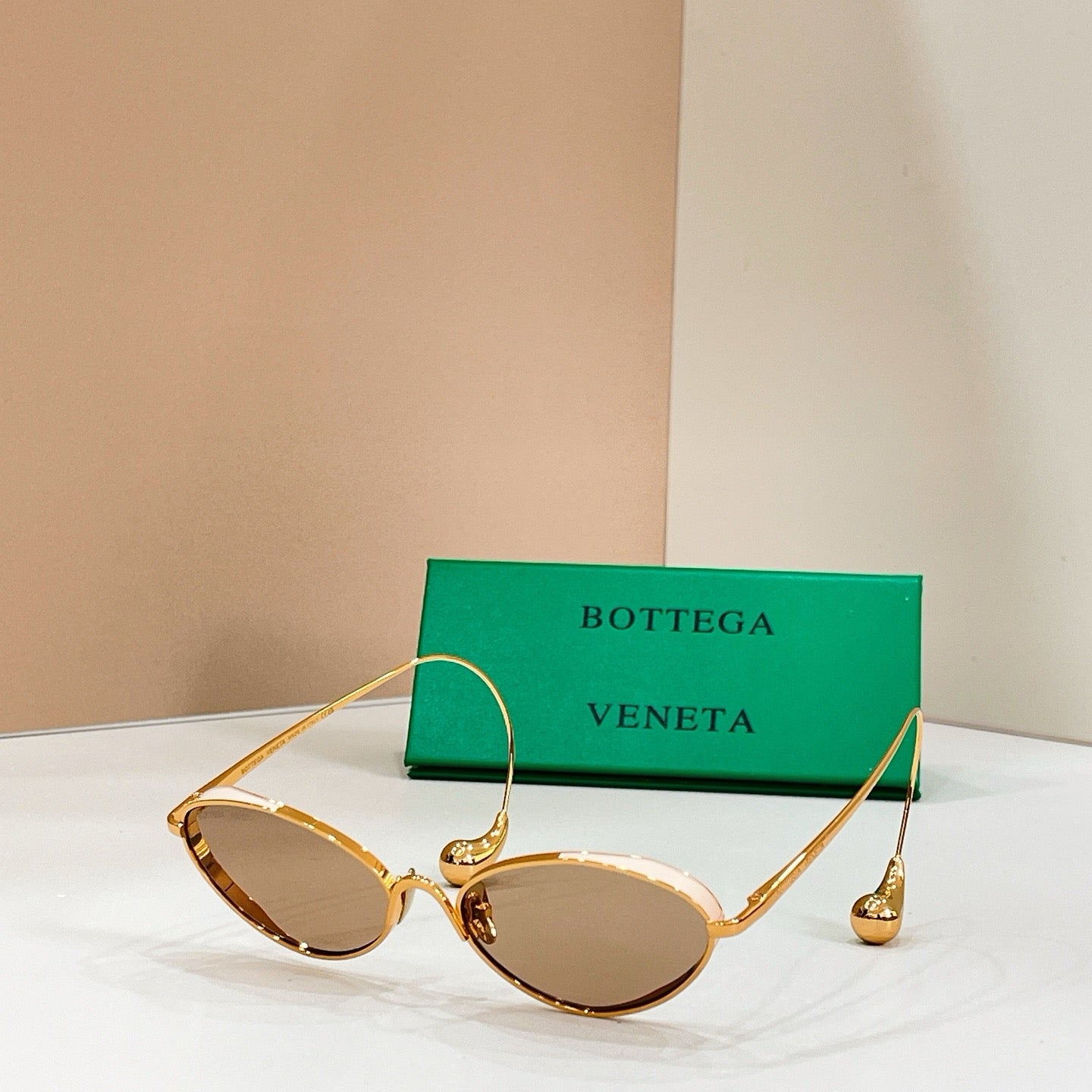 Mehrfarbige Sonnenbrille