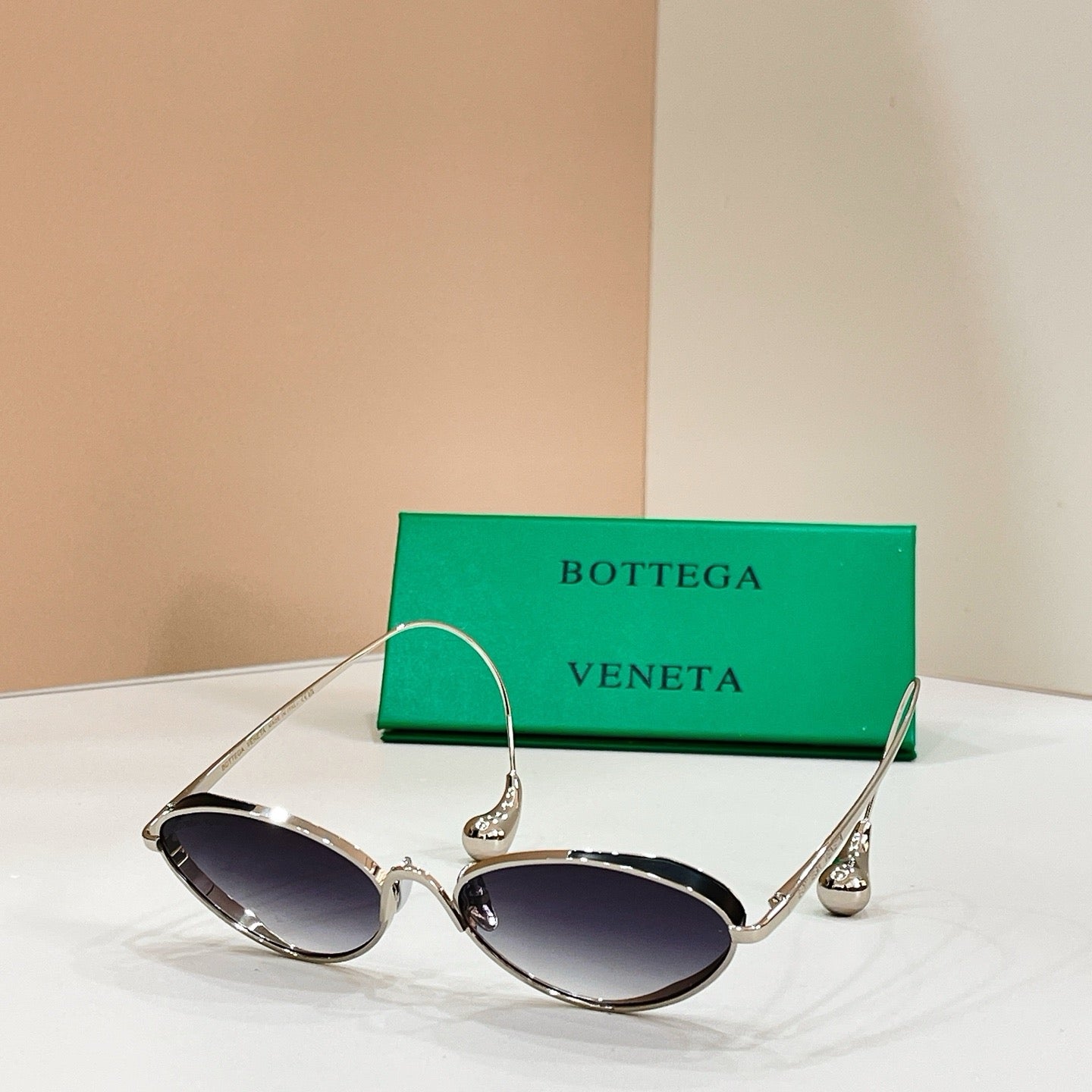 Mehrfarbige Sonnenbrille