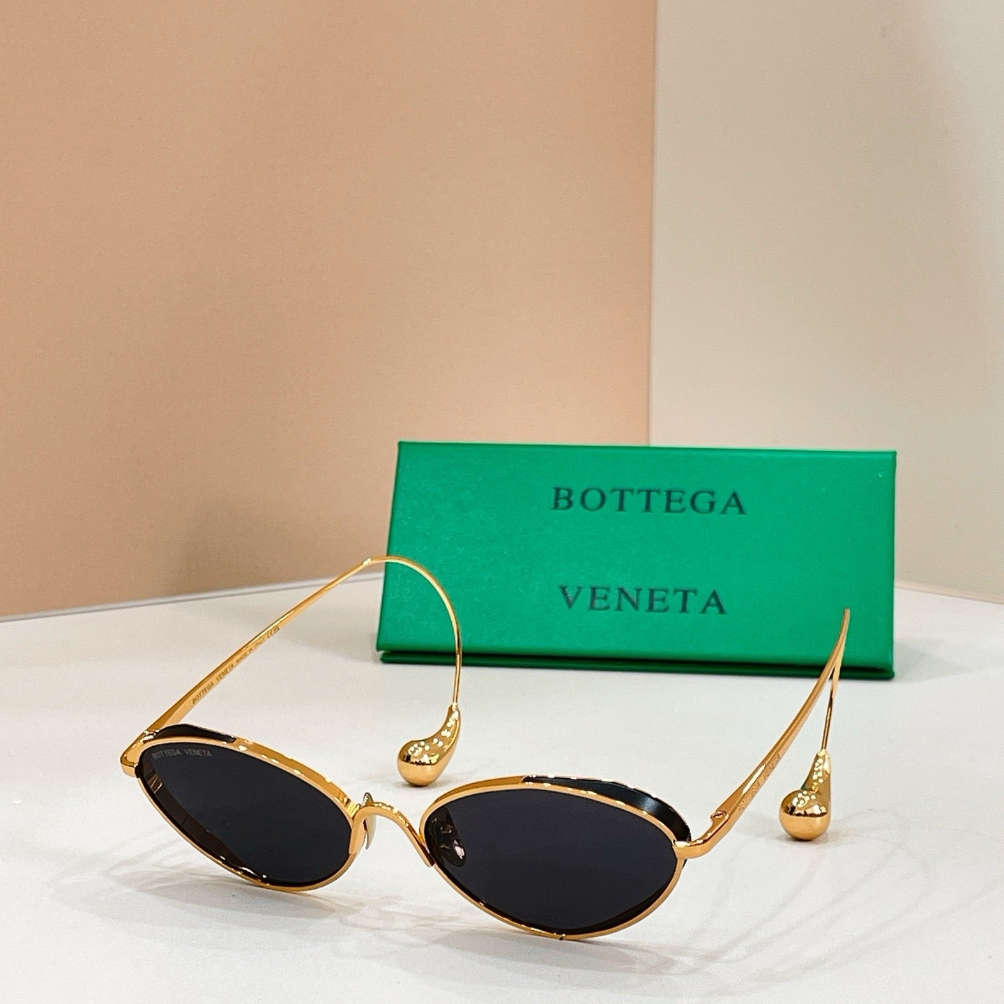 Mehrfarbige Sonnenbrille
